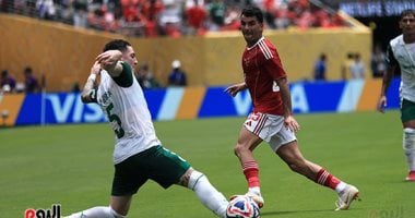 يستعد فريق الكرة بالنادي الأهلي لخوض مباراته الختامية في دور المجموعات أمام بورتو البرتغالي، حيث يسعى لتحقيق نتيجة إيجابية تعزز من فرص التأهل إلى دور الـ16 للبطولة العالمية بعد أن تعقدت أوضاعه في المجموعة الأولى.


    
        الترتيب
        الفريق
        النقاط
    
    
        1
        بالميراس
        4
    
    
        2
        إنتر ميامي
        3
    
    
        3
        بورتو
        1
    
    
        4
        الأهلي
        1
    


يتوقف مصير الأهلي وبورتو على نتيجة مباراة إنتر ميامي أمام بالميراس، إذ إن تعادل الفريقين يضمن تأهلهما معًا إلى الدور الثاني ويبقي على أمل الأهلي، في المقابل فإن الهزيمة ستعني خروج بطل أفريقيا ومنافسه البرتغالي من البطولة.

موعد مباراة الأهلي وبورتو في كأس العالم للأندية 2025

تُقام مباراة الأهلي وبورتو في كأس العالم للأندية في الساعة الرابعة فجر الثلاثاء المقبل بتوقيت القاهرة على ملعب ميتلايف في نيوجيرسي، وتقترب المنافسات من مرحلة الحسم بانطلاق الجولة الثانية من أصل ثلاث جولات.

تم توزيع الـ32 نادياً على 8 مجموعات، حيث يتأهل صاحبا المركزين الأول والثاني من كل مجموعة إلى الأدوار الإقصائية التي تبدأ من ثمن النهائي، لذلك تتطلع جماهير الأهلي بشغف لمواجهة فريقها الأخيرة في دور المجموعات.

تلقى الأهلي خسارة أمام بالميراس البرازيلي في الجولة السابقة بهدفين دون رد، حيث يُنتظر أن يلتقي الأهلي بمنافسه بورتو أيضاً في ملعب ميتلايف في التوقيت نفسه الذي سيجرى فيه لقاء إنتر ميامي مع بالميراس، حيث يحتل الأهلي المركز الأخير برصيد نقطة واحدة.

فيما سجل الأهلي نتيجة التعادل السلبي مع إنتر ميامي في مباراة الافتتاح، ويشهد ترتيب المجموعة صراع مثير، حيث يتصدر بالميراس المجموعة بأربع نقاط يليه إنتر ميامي برصيد ثلاث نقاط، بينما يملك بورتو والأهلي نقطة واحدة فقط لكل منهما، ما يبرز أهمية المباريات المقبلة للفريقين.

لمزيد من أخبار كأس العالم للأندية اضغط هنا..
