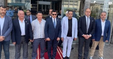 التقى الدكتور أشرف صبحي، وزير الشباب والرياضة، بالخبير الأجنبي "رسلانبيك" من قرغيزستان، والذي تم التعاقد معه من قبل الاتحاد المصري للمصارعة للإشراف الفني على منتخبات المصارعة الحرة، ويهدف اللقاء إلى تعزيز التنسيق بين الجانبين لدعم خطط الإعداد للأولمبياد.


    
        التفاصيل
        المعلومات
    
    
        الخبير المعين
        رسلانبيك - قرغيزستاني
    
    
        الهدف
        استعدادات دورة الألعاب الأولمبية "لوس أنجلوس 2028"
    
    
        مميزات التعاقد
        خبرات دولية في تدريب المنتخبات
    
    
        البرامج التدريبية
        معسكرات داخلية وخارجية
    


يستهدف هذا التعاون تحقيق إنجازات غير مسبوقة تليق بمكانة الرياضة المصرية في المحافل الدولية، كما تم عرض خطة مفصلة لتأهيل الكوادر الفنية وتطوير البنية التحتية للمنتخبات، بالإضافة إلى التحسين المستمر للأداء الفني والبدني للرياضيين المصريين.

وأكد مسؤولو الاتحاد المصري للمصارعة أن التعاقد مع "رسلانبيك" يُعتبر قفزة نوعية في الإعداد الفني للعبة، حيث أن لديه خبرات واسعة في تطوير الأبطال، ويعمل الاتحاد على تطوير برنامج تدريبي يمتد لعدة سنوات يشمل مختلف البطولات الدولية.

رافق ذلك تأكيد من الدكتور أشرف صبحي على التزام الوزارة بدعم الاتحادات الرياضية التي تُظهر إمكانية المنافسة على الميداليات الأولمبية، كما أشار إلى التاريخ العريق للمصارعة المصرية وقدرتها على التنافس بقوة في الفعاليات الكبرى.

وفي نهاية اللقاء، عبر الخبير "رسلانبيك" عن تقديره للتواجد في مصر، مشيدًا بالعزيمة على نقل خبراته إلى المدربين واللاعبين المصريين لتحفيز جيل جديد من الأبطال، مما يسهم في رفع اسم مصر عاليًا في أولمبياد 2028.